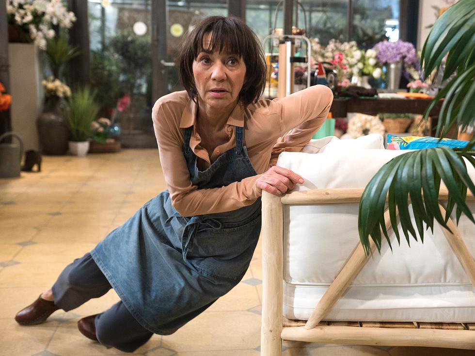 Merle erleidet einen Schwächeanfall Merle erleidet einen Schwächeanfall: Sie stützt sich an einem Sofa ab, nachdem sie fast gestürzt ist
