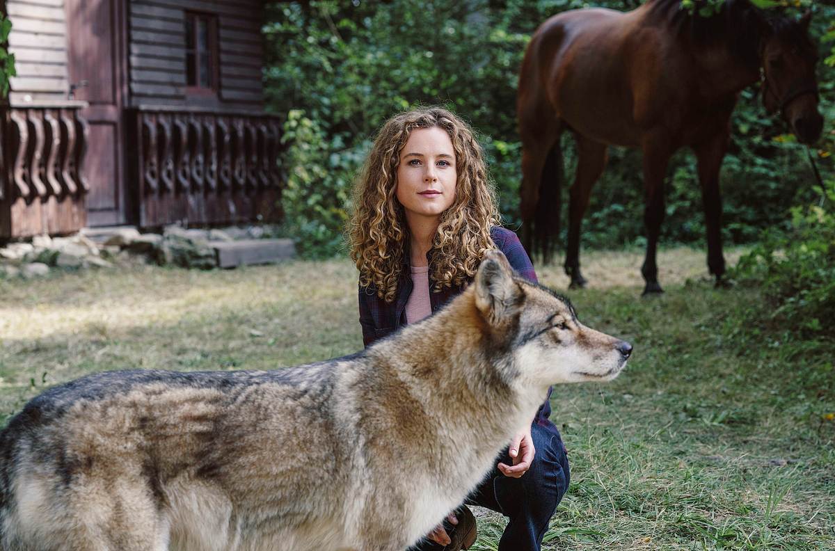 Rike Wildenstein (Klara Deutschmann) mit Pferd und Wolf.