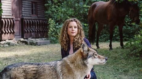 Rike Wildenstein (Klara Deutschmann) mit Pferd und Wolf. - Foto: © ARD Degeto / Hendrik Heiden