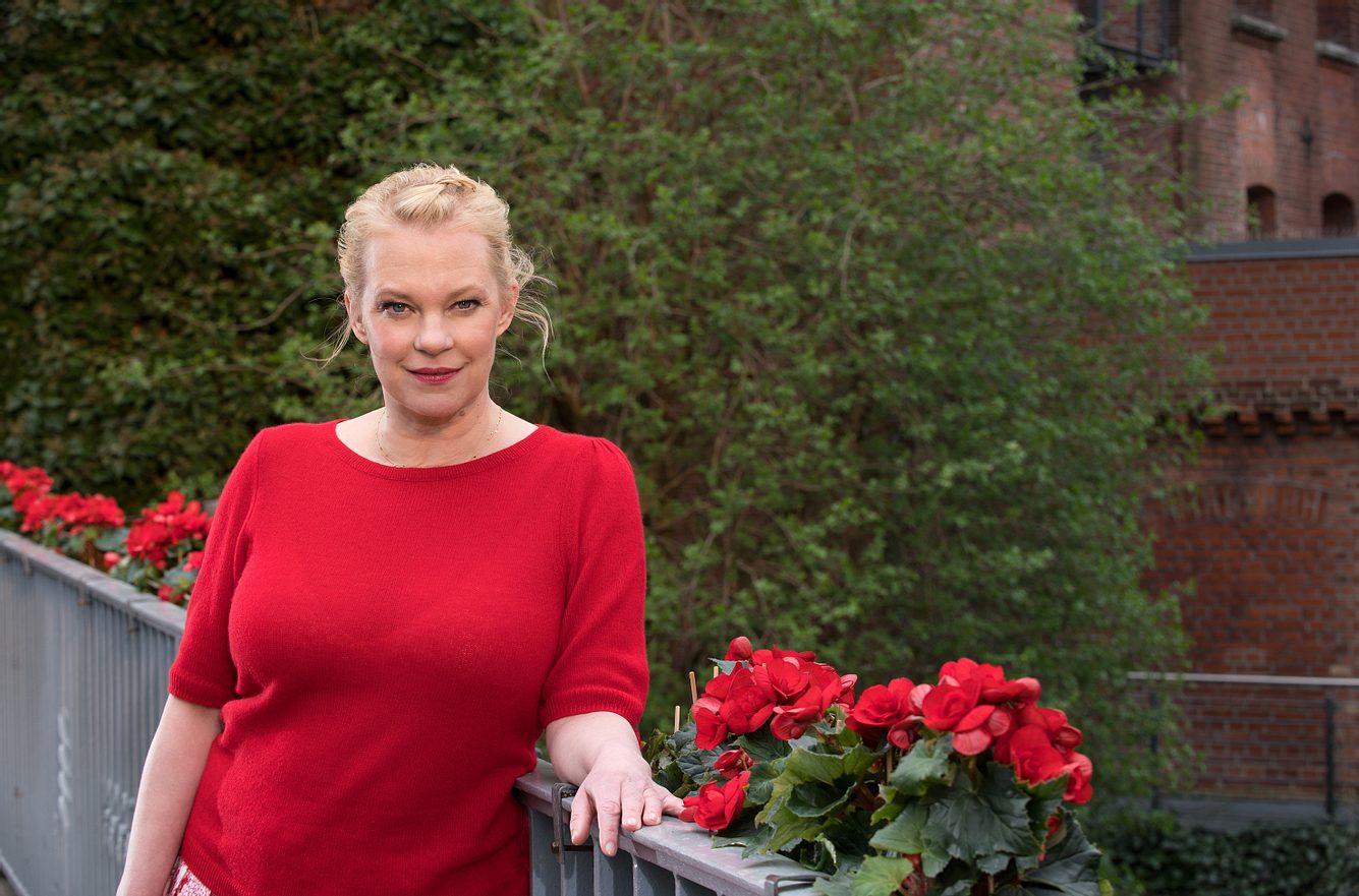 Die neue Heldin bei 'Rote Rosen': Sandra Reichard, gespielt von Theresa Hübchen.