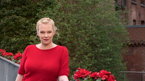 Die neue Heldin bei Rote Rosen: Sandra Reichard, gespielt von Theresa Hübchen. - Foto: ARD/Nicole Manthey