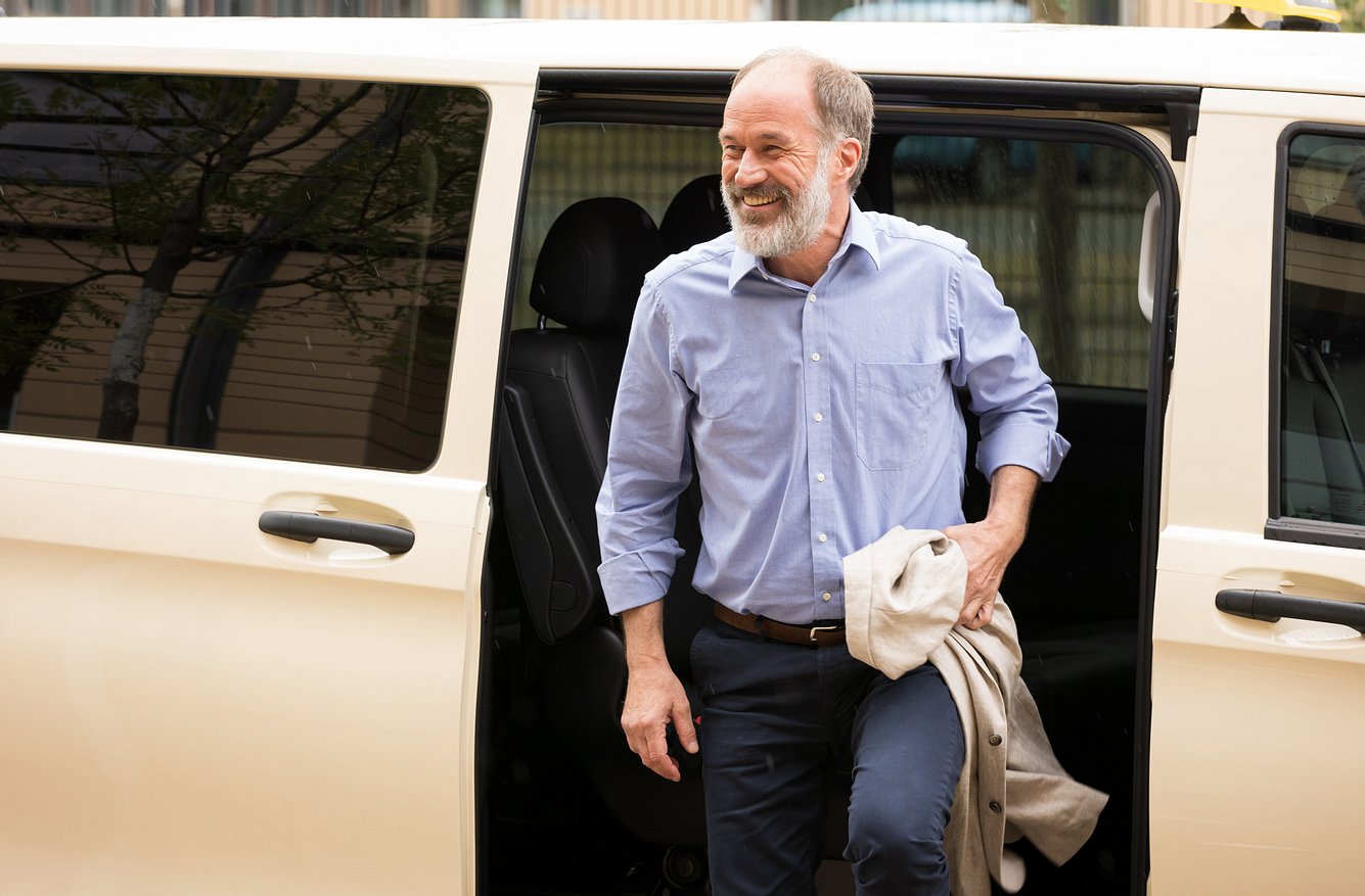 Dr. Achim Kreutzer (Holger Daemgen) freut sich sehr, seine Freunde und Kollegen der Sachsenklinik wiederzusehen. Dr. Achim Kreutzer (Holger Daemgen) freut sich sehr, seine Freunde und Kollegen der Sachsenklinik wiederzusehen.