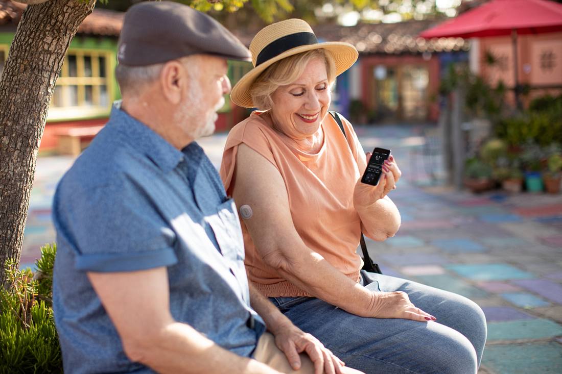 Dexcom G7 Älteres Pärchen schaut auf ein Handy