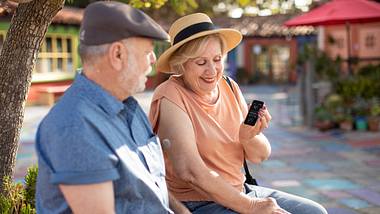 Älteres Pärchen schaut auf ein Handy - Foto: Dexcom