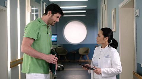 Darren Macneil (Michael Raphael Klein) erzählt Dr. Lilly Phan (Mai Duong Kieu), dass ihr Patient sehr schlecht sehen kann und sich deshalb wahrscheinlich schämt.
