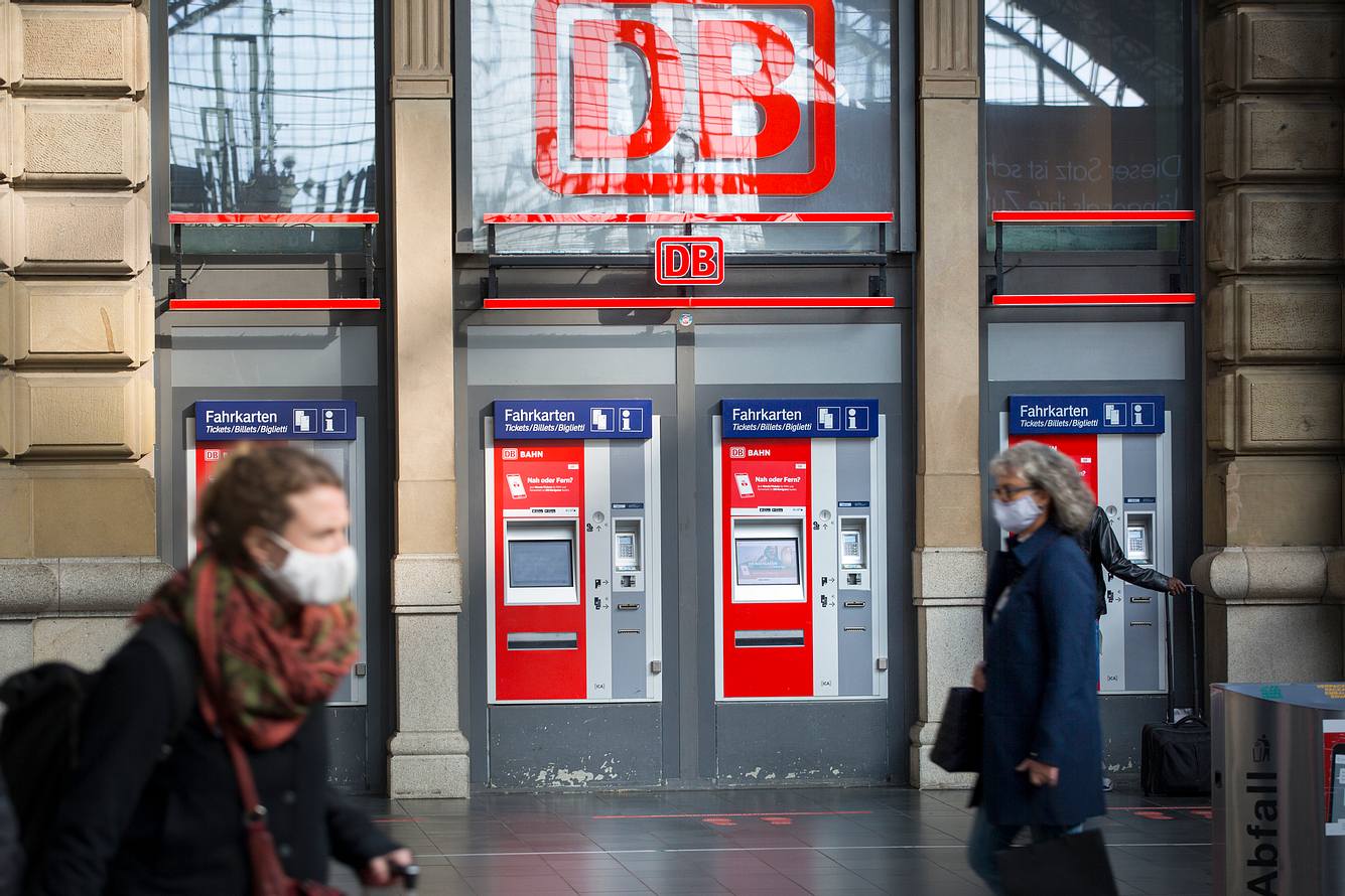 Fahrgäste und Fahrkartenautomaten der Deutschen Bahn am Hauptbahnhof Frankfurt.