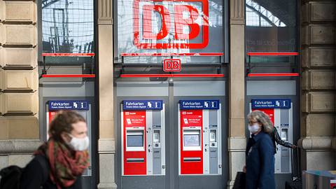 Fahrgäste und Fahrkartenautomaten der Deutschen Bahn am Hauptbahnhof Frankfurt. - Foto: iStock / ollo