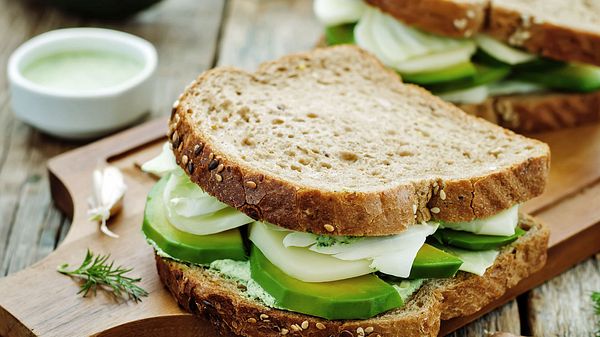 Abnehmen mit dem richtigen Abendbrot. - Foto: nata_vkusidey / iStock