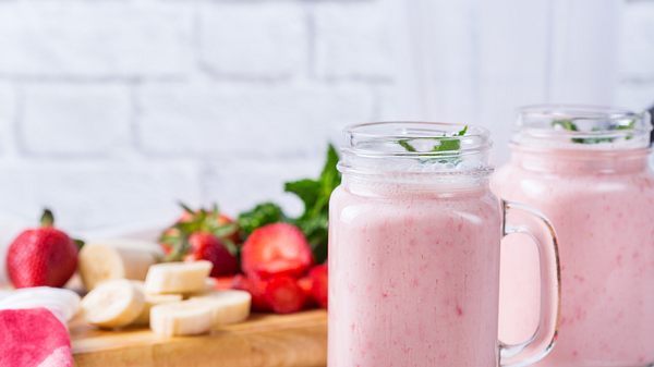 Abnehm-Shakes mit Erdbeeren und Banane - Foto: iStock/Aamulya