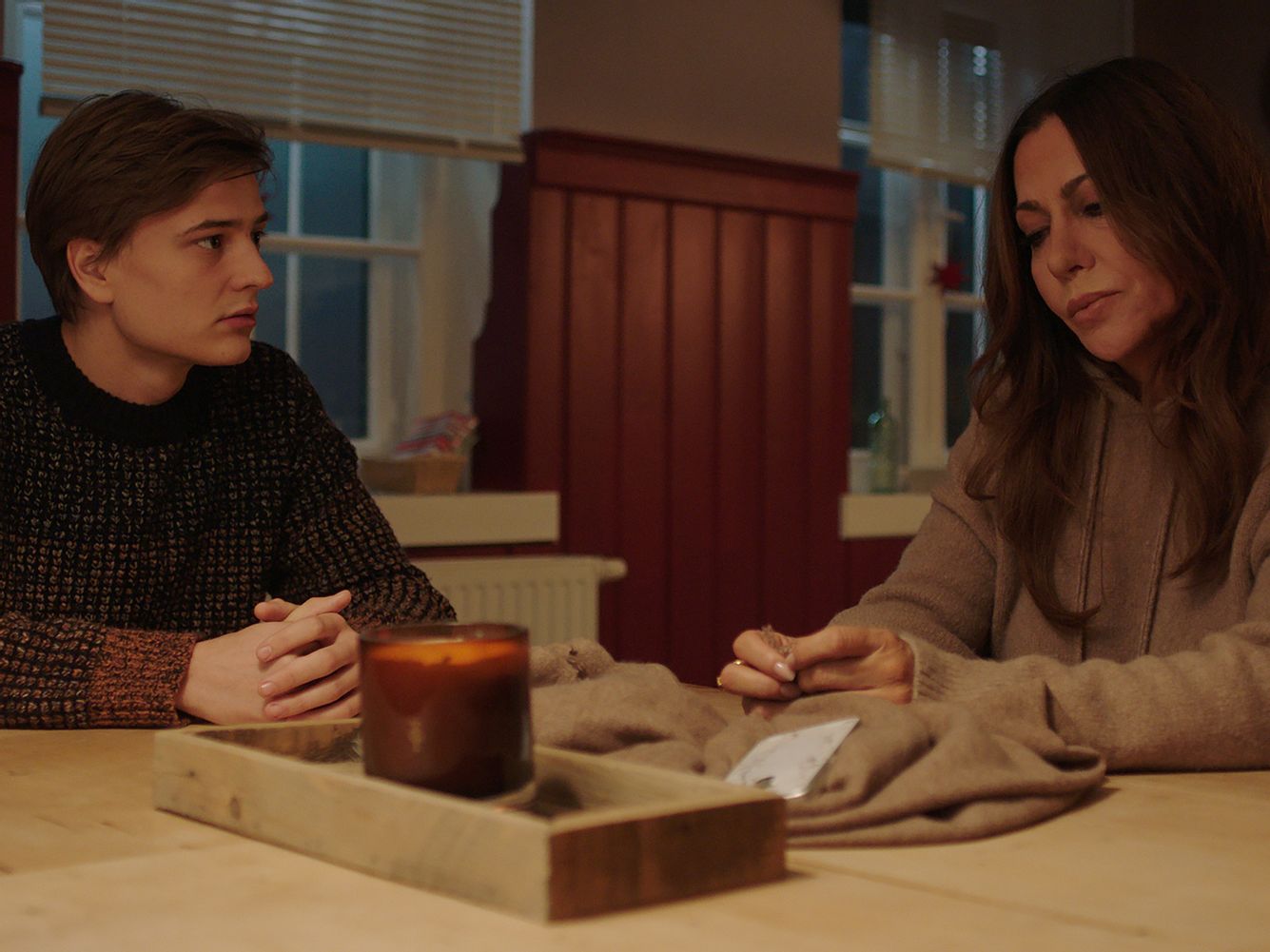 Adrian (Kristo Ferkic) und Katja (Simone Thomalla) sitzen bei einem ernsten Gespräch am Küchentisch Adrian (Kristo Ferkic) und Katja (Simone Thomalla) sitzen bei einem ernsten Gespräch am Küchentisch