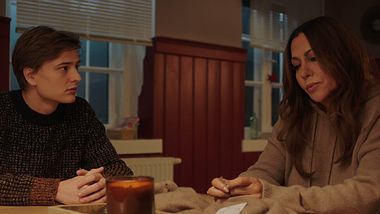 Adrian (Kristo Ferkic) und Katja (Simone Thomalla) sitzen bei einem ernsten Gespräch am Küchentisch - Foto:  ZDF und Andreas Tam