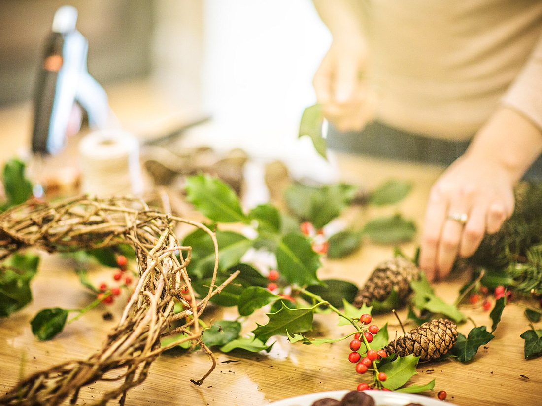 Efeu ist eine tolle Alternative zu Tannengrün. Adventskranz selber machen: Das Grün anbringen.