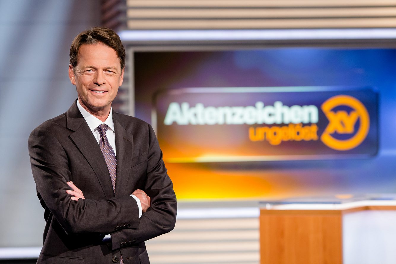 'Aktenzeichen XY... ungelöst': Moderator Rudi Cerne im Studio.