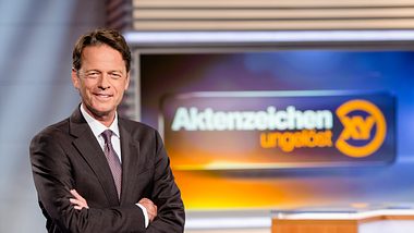 Aktenzeichen XY... ungelöst: Moderator Rudi Cerne im Studio. - Foto: ZDF / Nadine Rupp