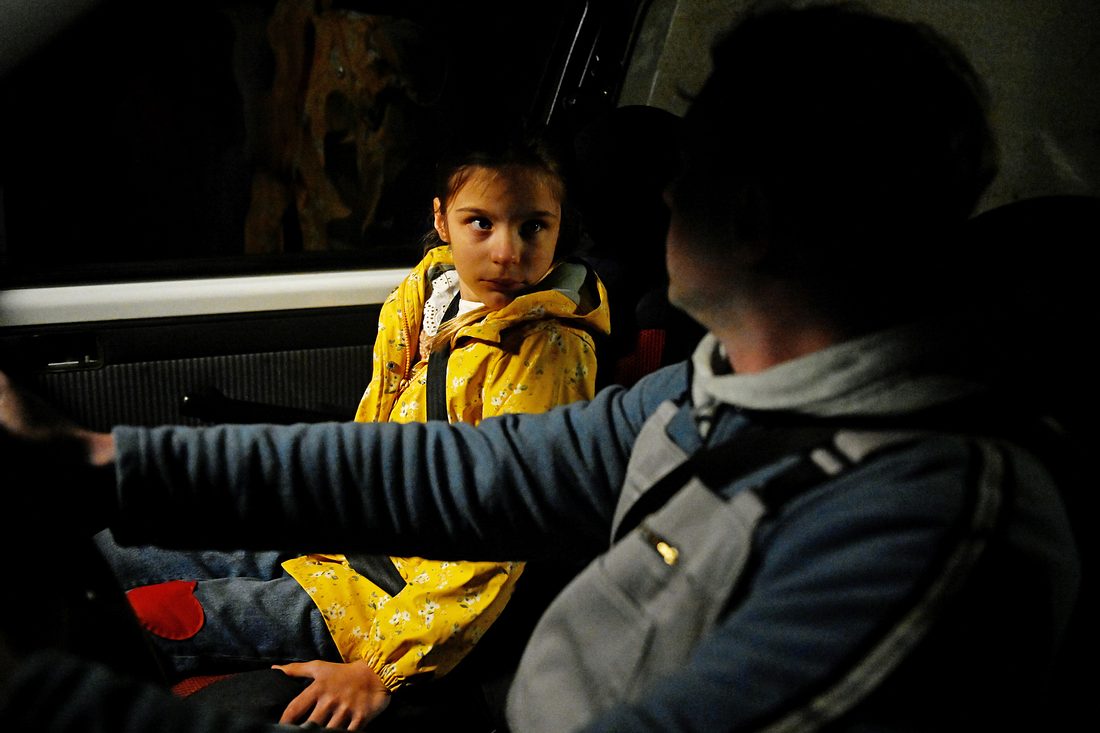 1992 lockt ein Unbekannter eine 9-Jährige in sein Auto. Was dann folgt, überlebt das Kind nur mit viel Glück. ' XY... ungelöst': Nachgestellte Szene. Nachts. Ein kleines Mädchen sitzt auf dem Beifahrersitz eines Autos. Sie schaut verängstigt zu dem Fahrer des Pkw.