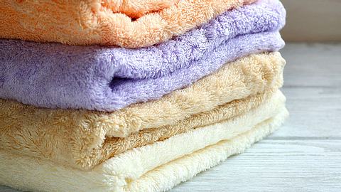 Im Laufe der Jahre sammeln sich in einem Haushalt viele alte, gebrauchte Handtücher an. - Foto: Olha_Afanasieva / iStock