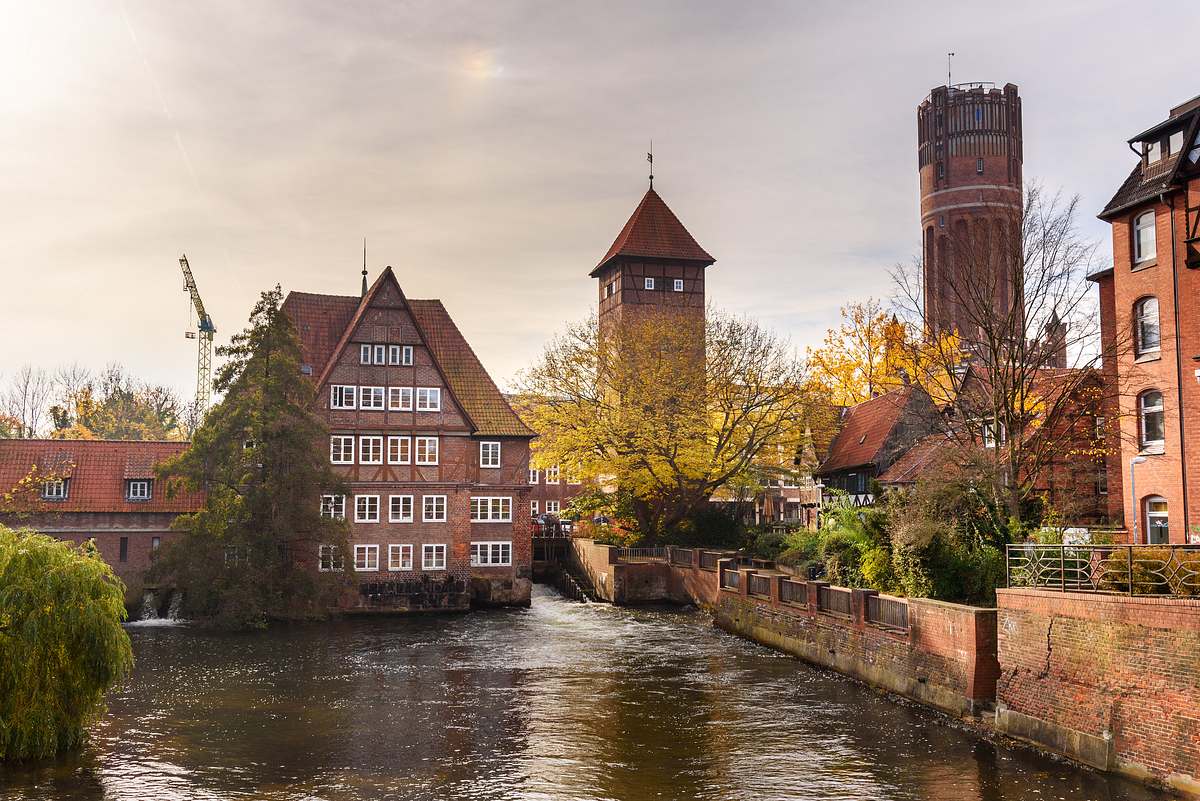 Alte Wassermühle und Wasserturm in Lüneburg.