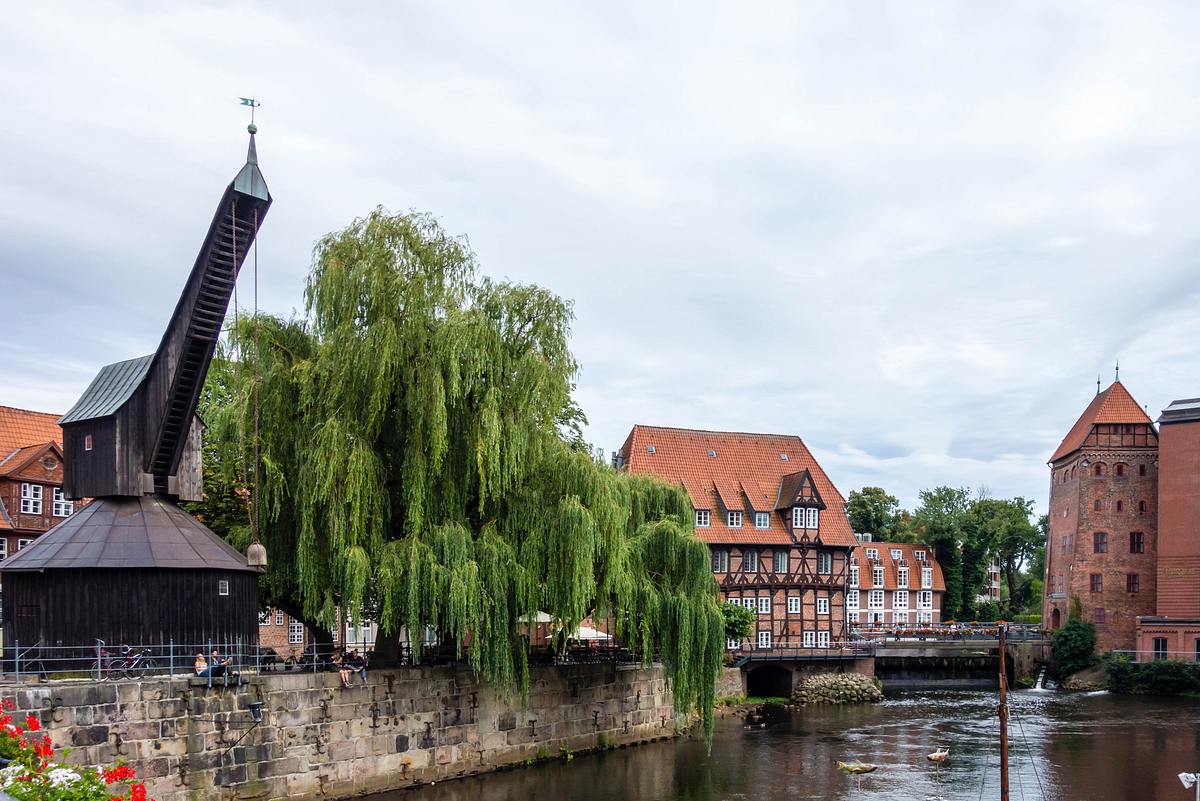 Alter Kran im historischen Hafen in Lüneburg.