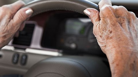 Hände einer alten Frau am Lenkrad. - Foto: dszc / iStock