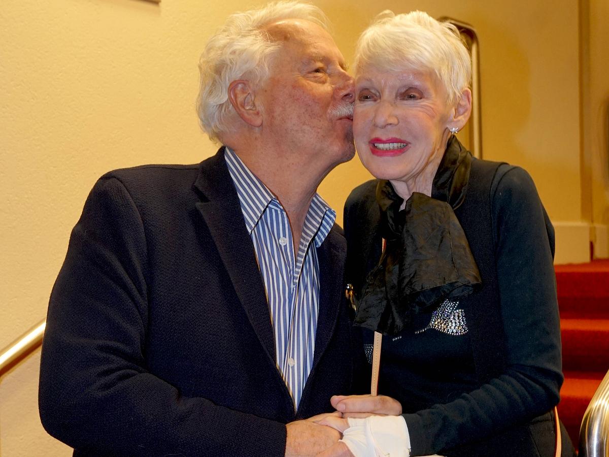 Anita Kupsch (81) mit Ehemann Klaus Krahn – er gibt ihr einen Kuss auf die Wange