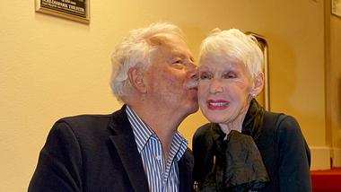 Anita Kupsch (81) mit Ehemann Klaus Krahn – er gibt ihr einen Kuss auf die Wange - Foto: IMAGO / Andre Lenthe