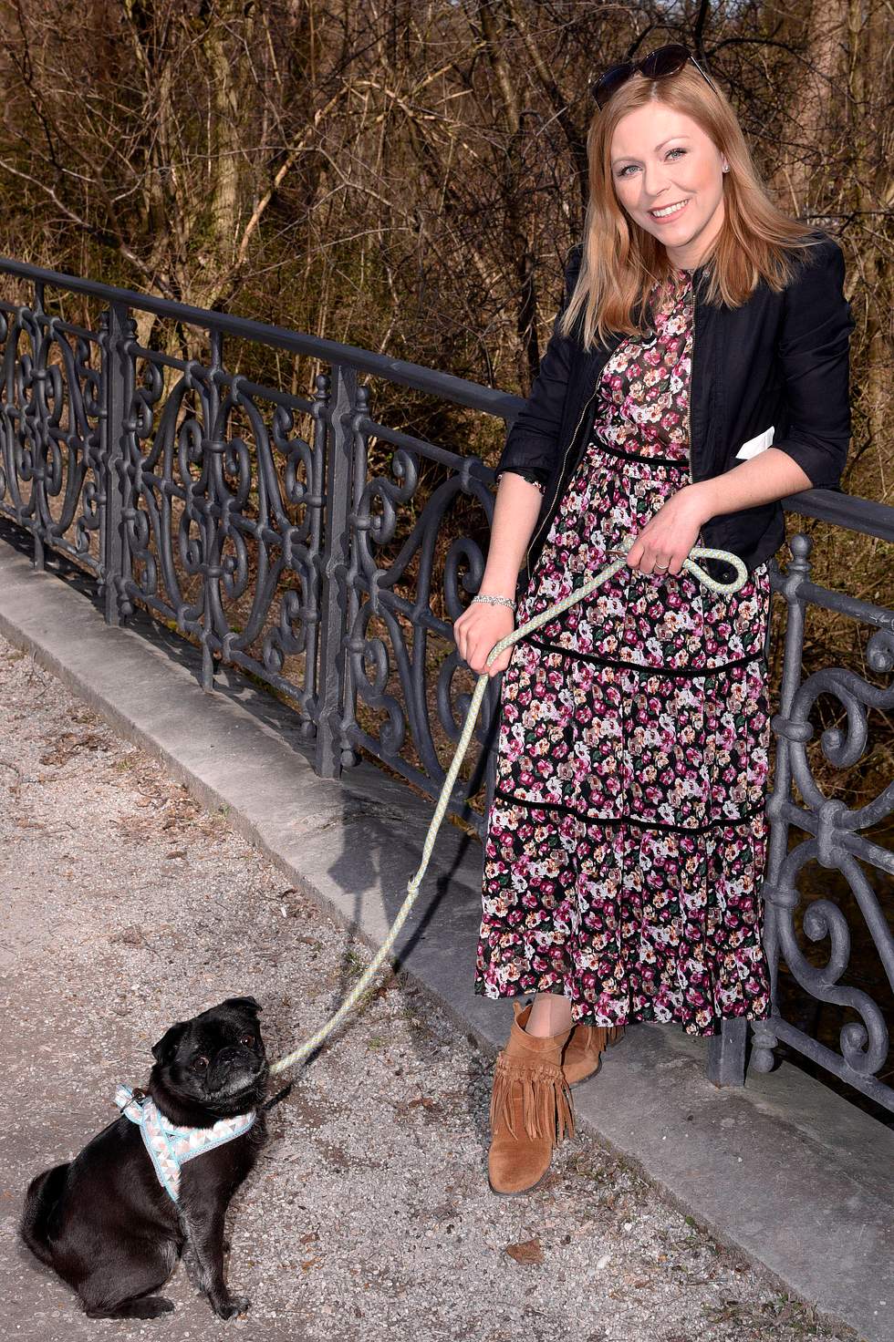 Anna Ewelina beim Spaziergang mit Hund Resi im Englischen Garten in München.