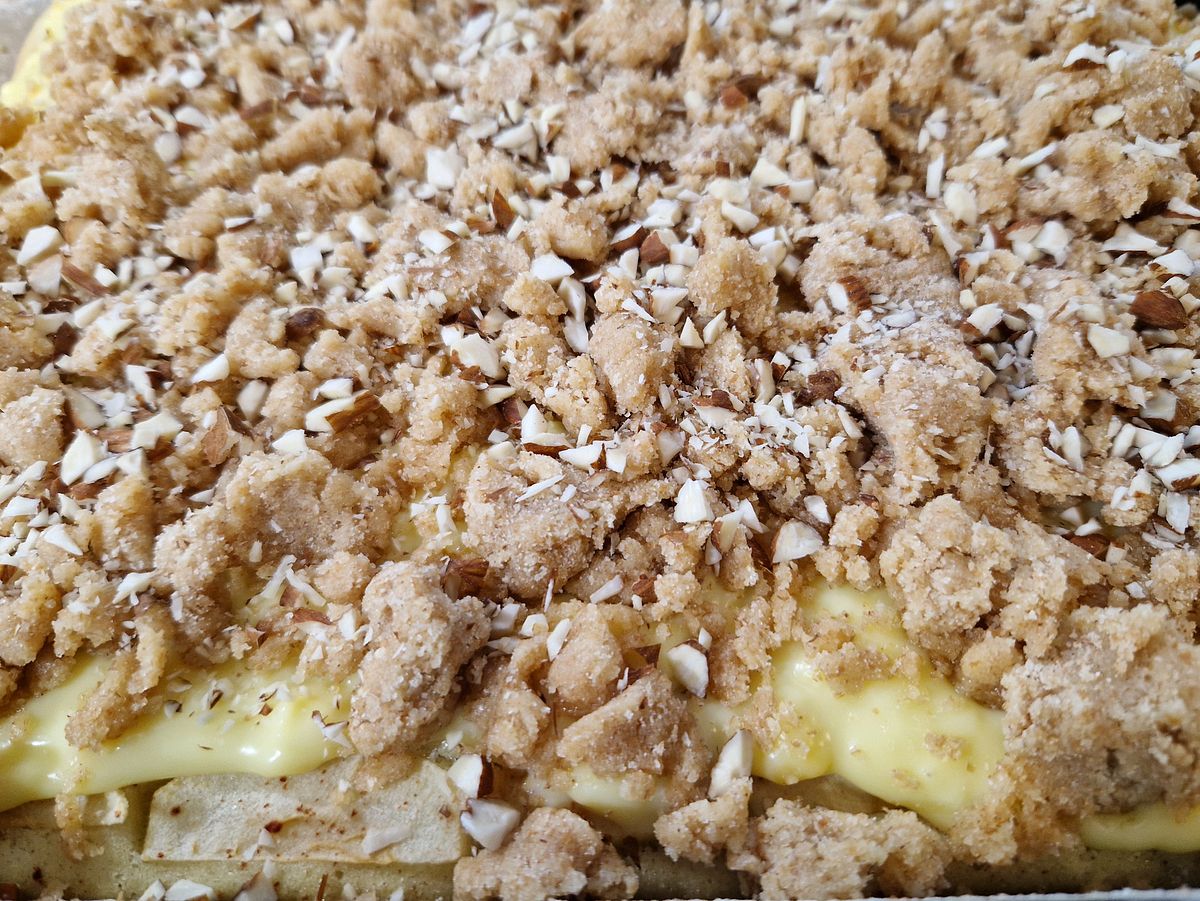 Teig, Äpfel, Pudding, Streusel, Mandeln – fertig!