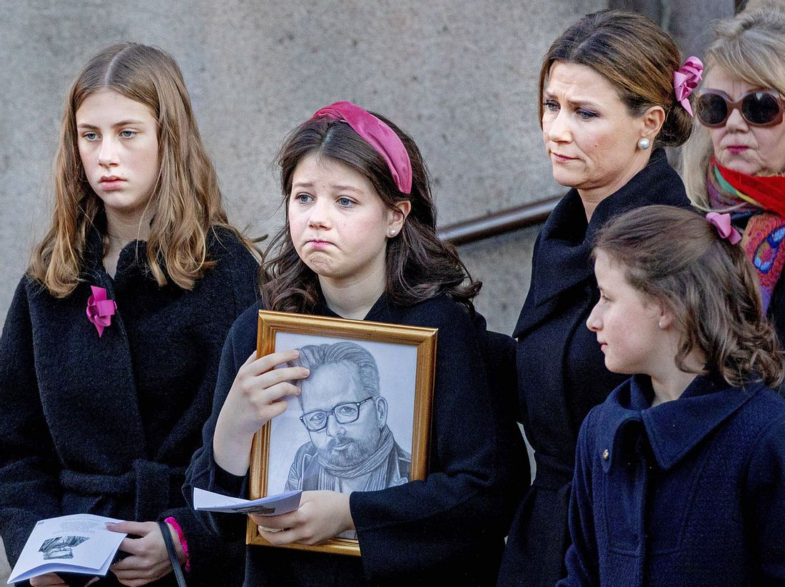 Die Kinder Leah, Maud und Emma (von links) mit Mutter Märtha Louise nach der
Trauerfeier für Ari Behn. Ari Behns Familie zeigte bei der Trauerfeier ihren Schmerz.