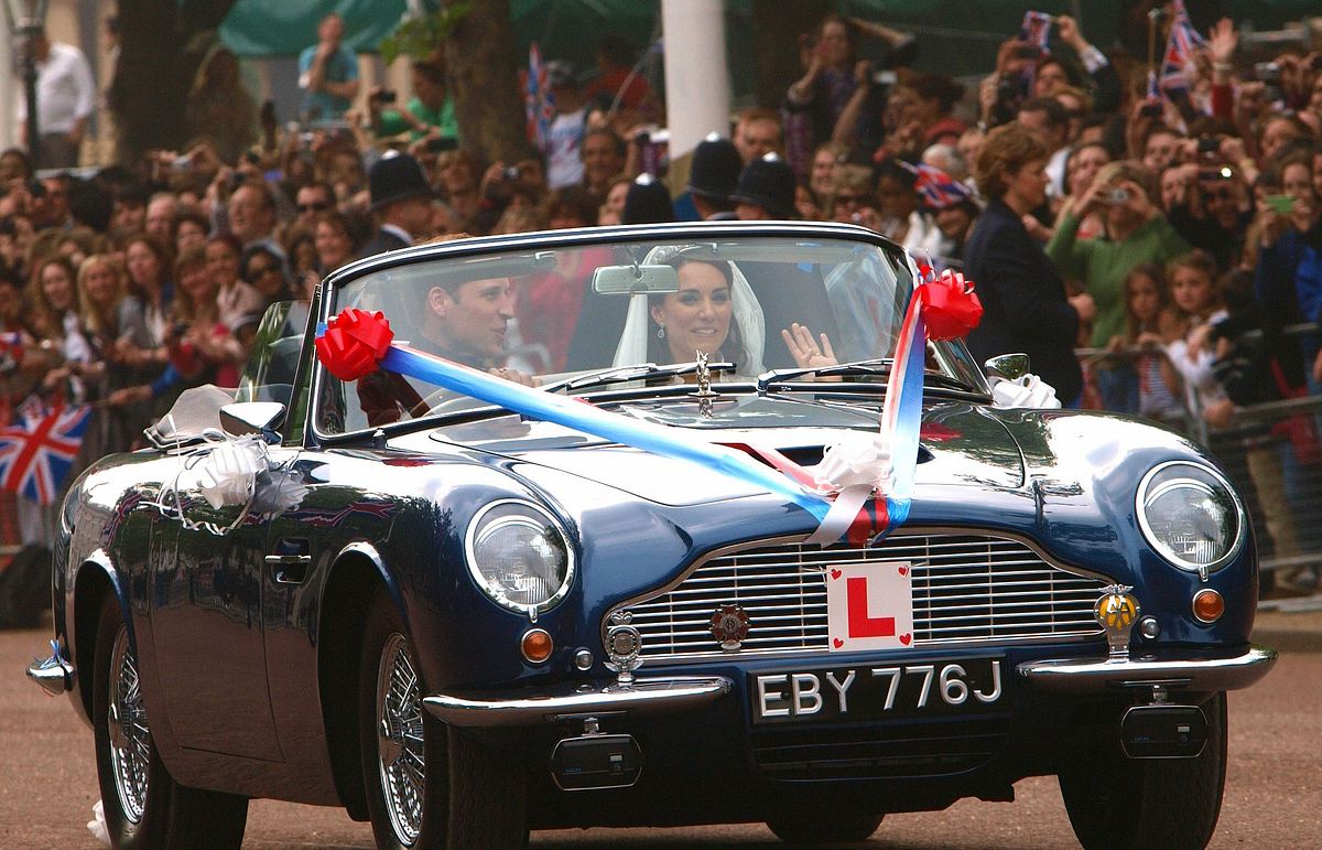 William und Catherine im Aston Martin.