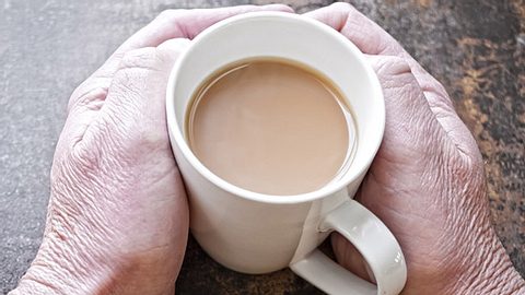Aufgeschobener Kaffee: An kalten Tagen Menschen eine Freude bereiten.  - Foto: RyersonClark / iStock
