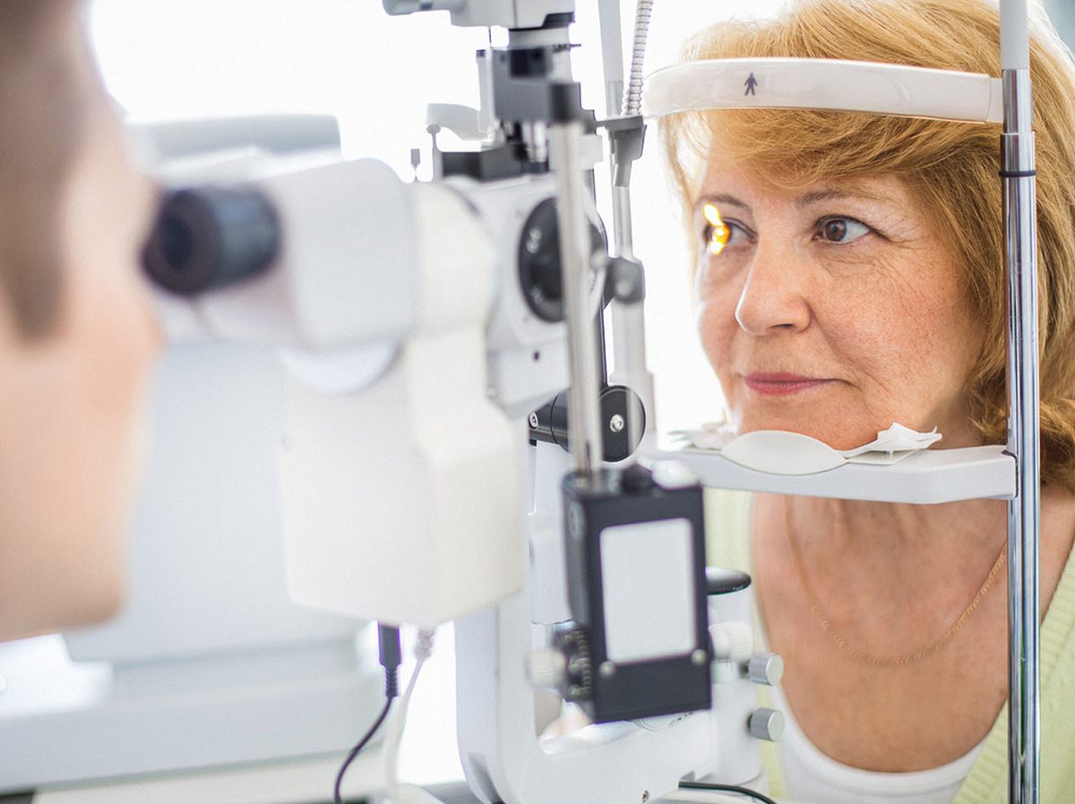 Beim Augenarzt kann Augenkrebs diagnostiziert werden. 