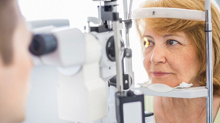 Beim Augenarzt kann Augenkrebs diagnostiziert werden.  - Foto: gilaxia / iStock