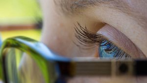 Seitenaufnahme von der Augenpartie einer Frau.  - Foto: ShotShare / iStock