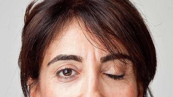 Ein ständiges Augenzucken kann auf einen Hemispasmus facialis hindeuten. - Foto: ozgurdonmaz / iStock