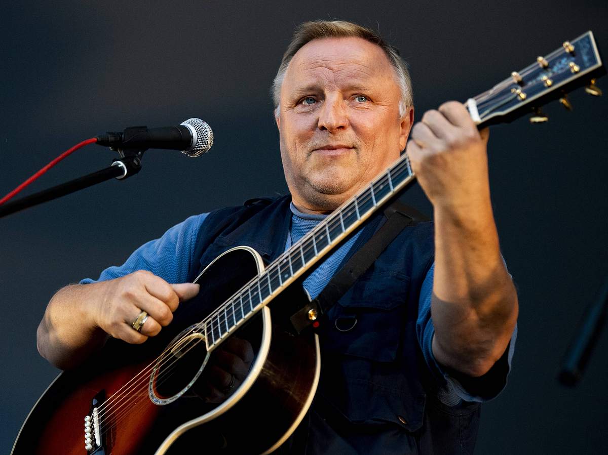 Axel Prahl mit Gitarre und Mikrofon