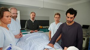 Ben Tewolde (Timo Fakhravar, 2.v.r.) und Romys (Luisa Wietzorek, r.) Vater Wolfgang Engert (Michael Schenk, M.) müssen sich verabschieden.  - Foto: ZDF/Walter Wehner