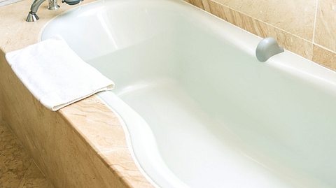 Mit diesen Tricks können Sie Ihre Badewanne natürlich reinigen.
