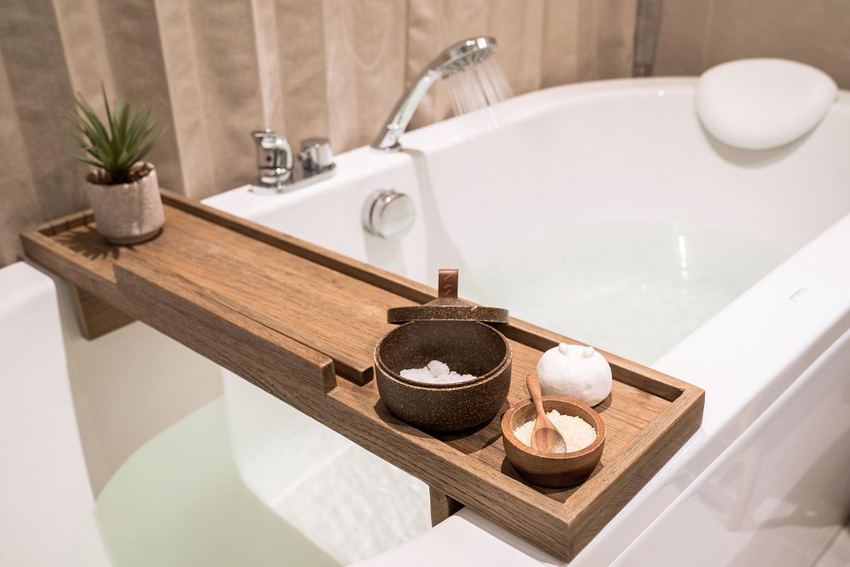 Badewannenablage aus Holz auf gefüllter Badewanne