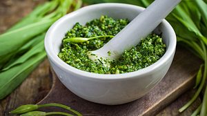 Bärlauchpesto besticht durch seine Vielfalt. - Foto: Anna_Shepulova / iStock