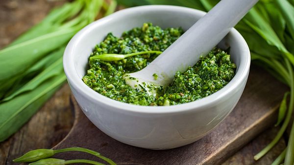 Bärlauchpesto besticht durch seine Vielfalt. - Foto: Anna_Shepulova / iStock