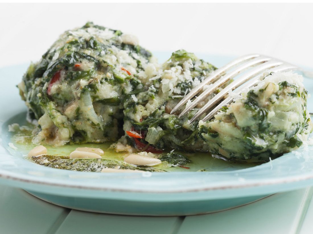 Bärlauchknödel in Olivenöl mit Pinienkernen. Bärlauchknödel in Olivenöl mit Pinienkernen.
