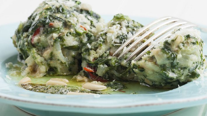 Bärlauchknödel in Olivenöl mit Pinienkernen.  - Foto: bernjuer / iStock