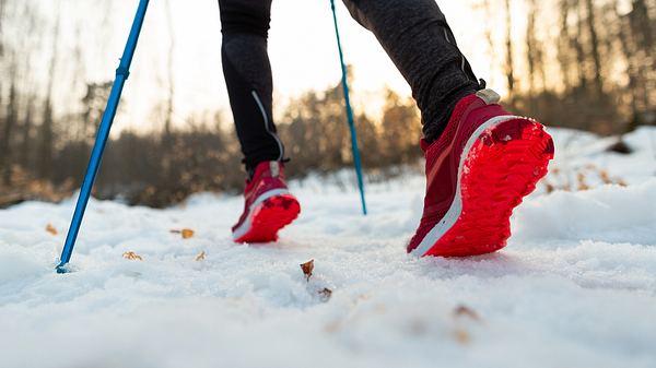 Barfußschuhe im Winter beim Walking im Schnee - Foto: iStock/Newman Studio 