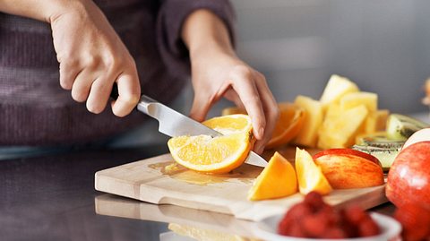 Bei einer Basenkur kommt viel Obst und Gemüse auf den Tisch.  - Foto: kupicoo / iStock