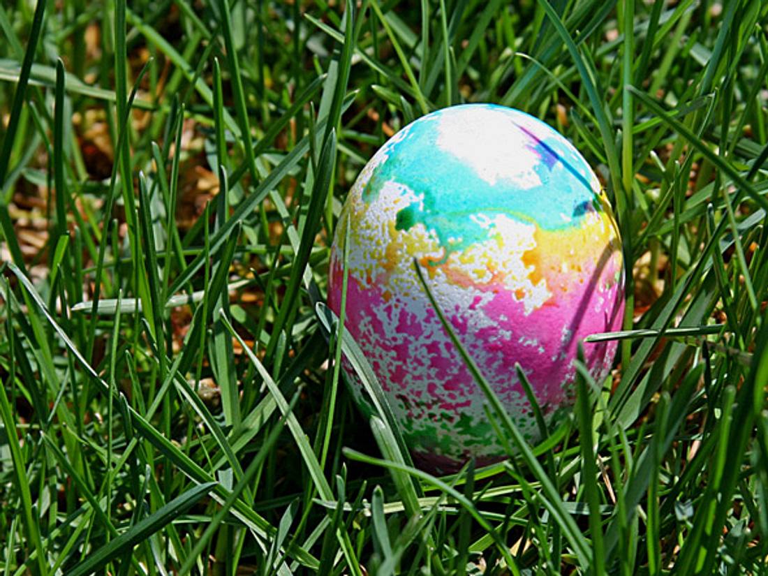 Batik-Eier färben mit Küchenpapier Batik-Eier färben mit Küchenpapier