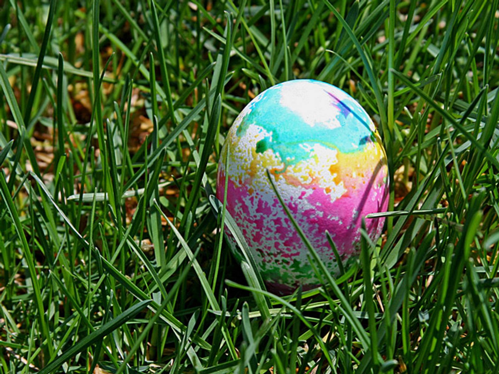 Zu Ostern Batik Eier Farben Mit Kuchenpapier Liebenswert Magazin