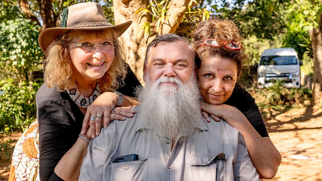 'Bauer sucht Frau International'-Teilnehmer Werner mit seinen Hofdamen Karin und Conny. 'Bauer sucht Frau International'-Teilnehmer Werner mit seinen Hofdamen Karin und Conny.