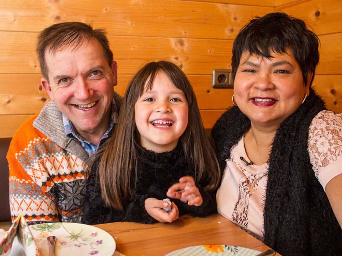 Bauer Josef mit Frau Narumol und Tochter Jorafina. Josef und Narumol sind das Kultpaar von Bauer sucht Frau.