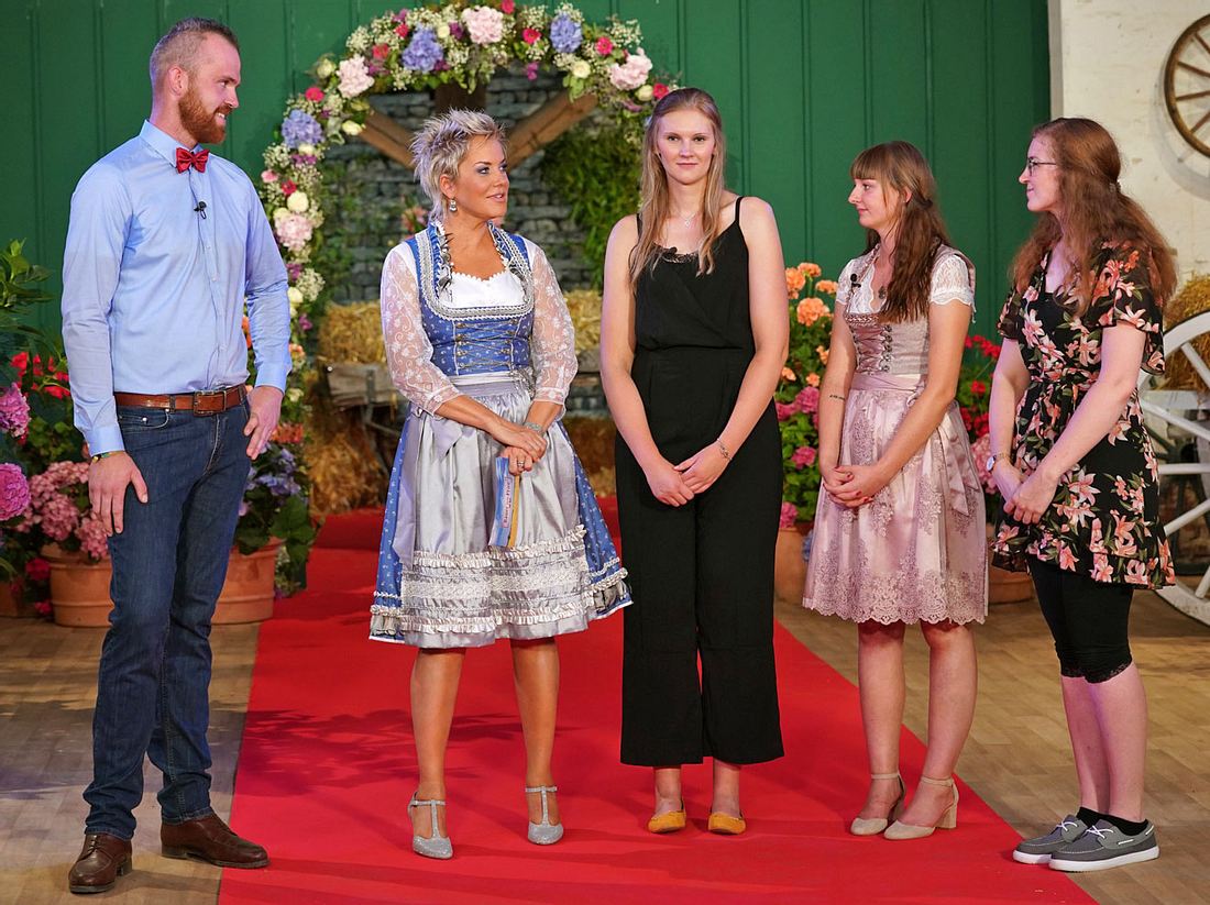 'Bauer sucht Frau'-Teilnehmerin Lena (zweite von rechts) hatte sich eigentlich
für Thomas H. beworben. Bei Bauer sucht Frau hatte Thomas H. die Frauen Carina, Lena und Michelle zum Scheunenfest eingeladen.