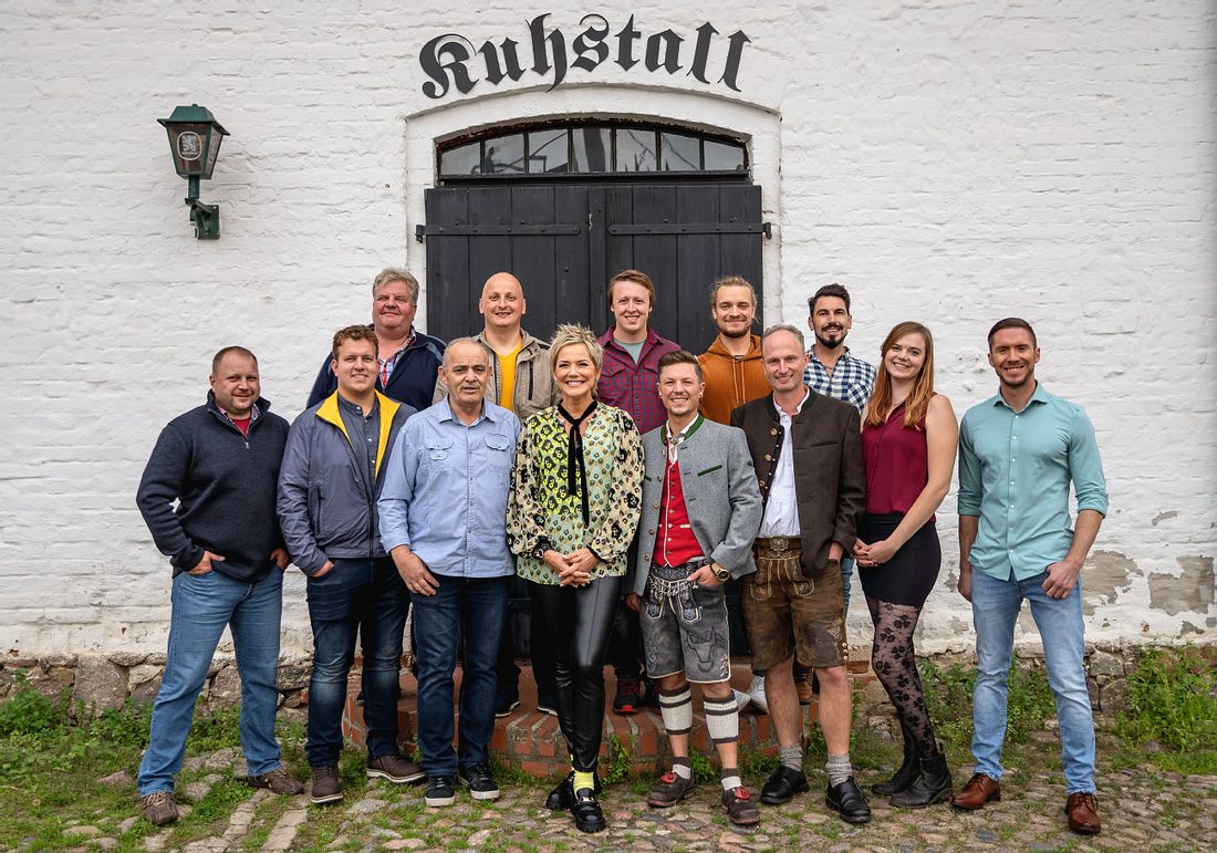 Die Kandidatin und Kandidaten der 17. Staffel von 'Bauer sucht Frau' mit Inka Bause. Die Kandidatin und Kandidaten der 17. Staffel von 'Bauer sucht Frau' mit Inka Bause.